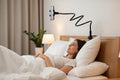 Lifestyle - femme allongée regardant son téléphone sur support